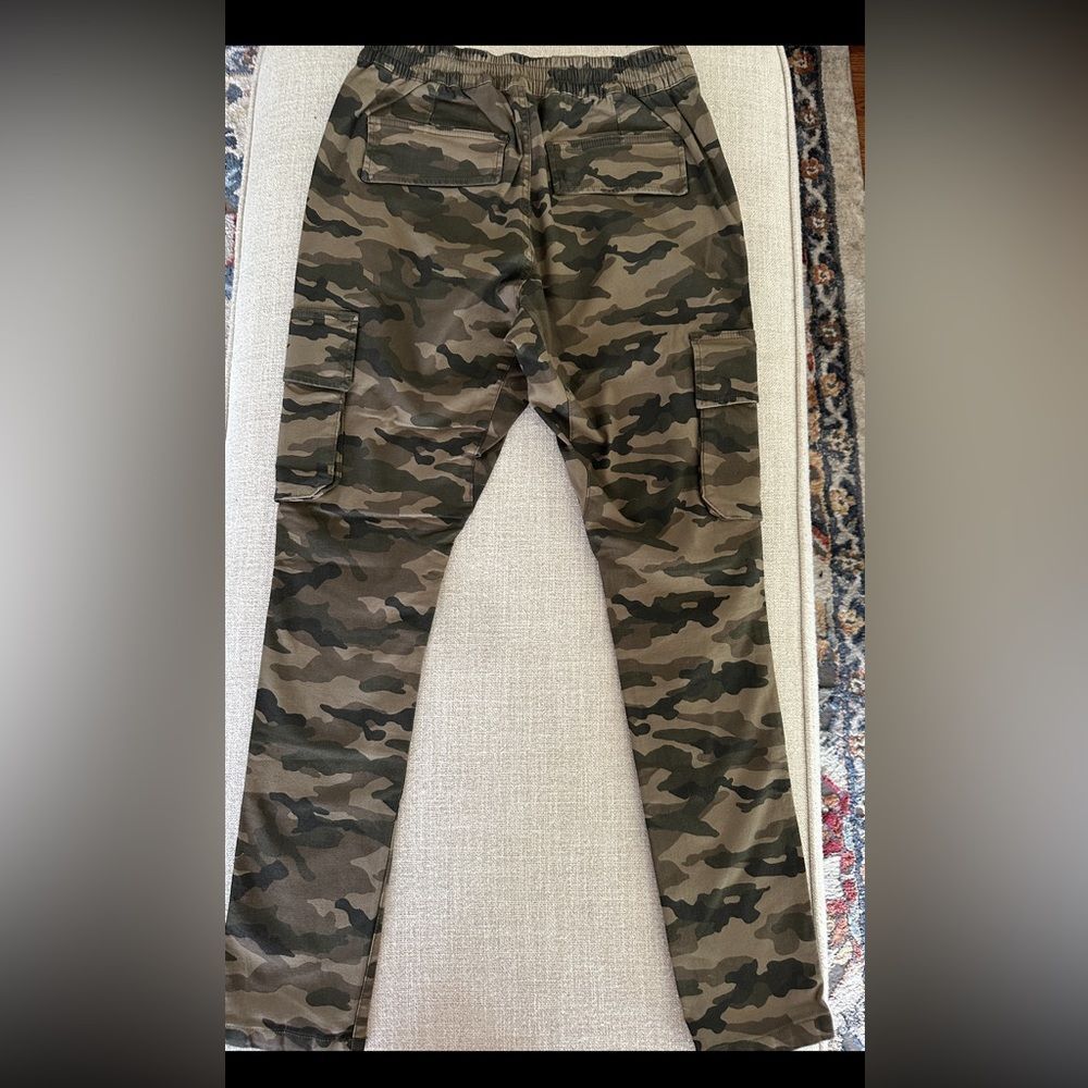 Divided Elastic waist Cargo Pants. Men’s. Camo. Waist size 30. Like new.